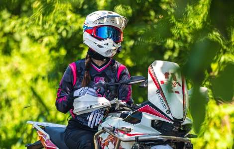 Why Helmet Intercoms Underperform in the Real World: Avoiding the Lab-Spec Trap